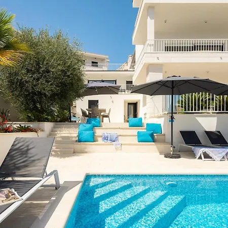Cozy In Okrug Gornji With Private Swimming Pool, Be Inside Or Outside