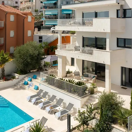 Cozy In Okrug Gornji With Private Swimming Pool, Be Inside Or Outside